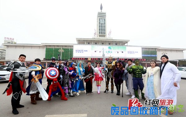 22日，一群“拉风”的“COSER”在长沙街头出没。