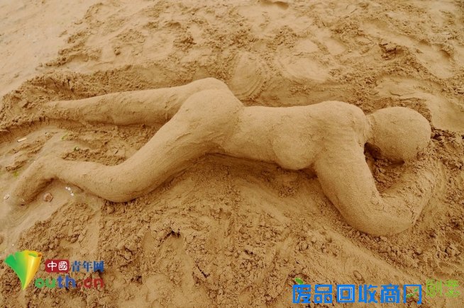 青岛：游客海边制作创意“沙雕女人像”引围观图片频道