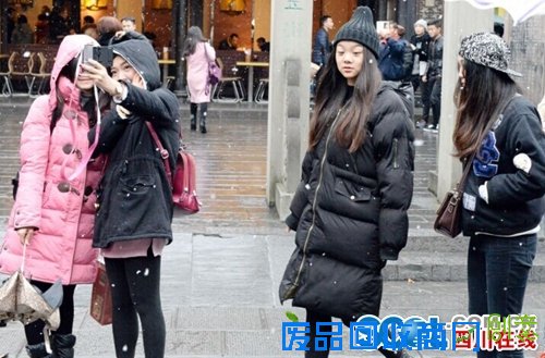 成都城区飘下今年第一场雪 众美女全副捂装出行