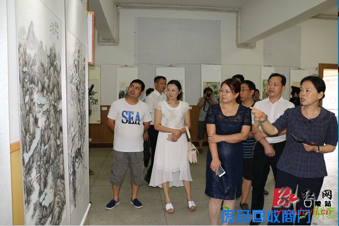 魏委参观零陵区群众美术、书法、摄影展（图）