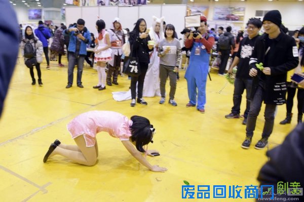 网红现身 女粉丝激动得下跪磕头(图)