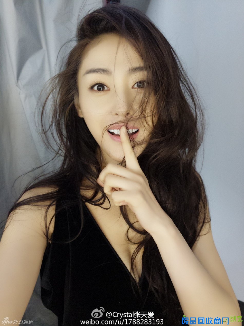 组图：张天爱深V性感自拍 嘟嘴卖萌显可爱俏皮