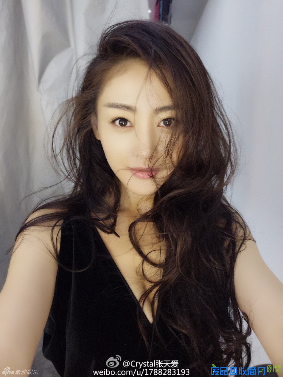 组图：张天爱深V性感自拍 嘟嘴卖萌显可爱俏皮