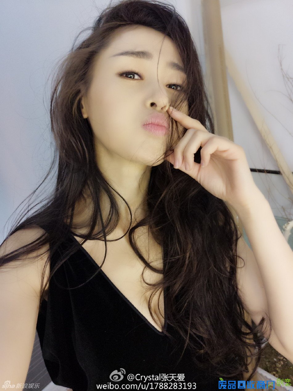 组图：张天爱深V性感自拍 嘟嘴卖萌显可爱俏皮