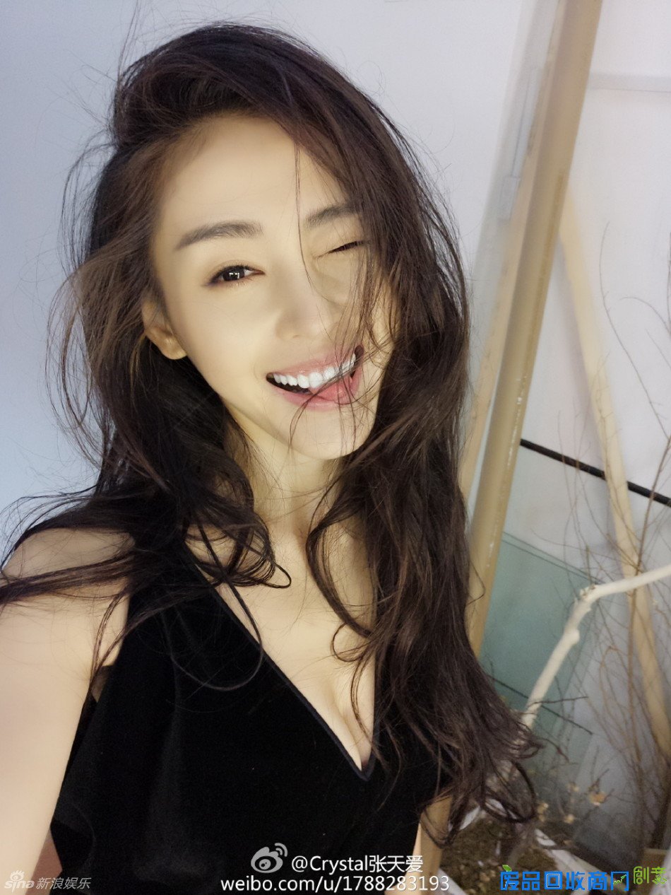 组图：张天爱深V性感自拍 嘟嘴卖萌显可爱俏皮