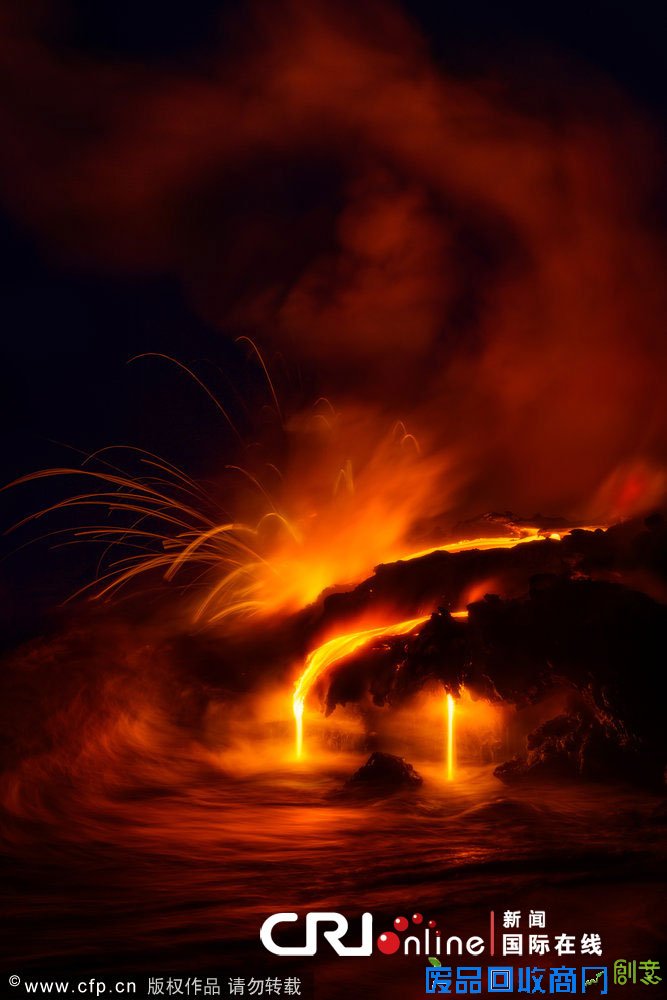 美摄影师冒死拍摄火山喷发岩浆入海震撼景观(高清组图)
