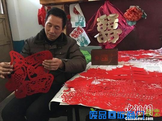 河北一村民十余年免费剪纸送乡邻只为传承民间艺术