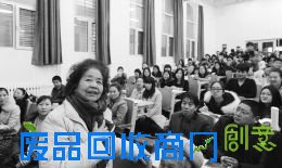 把《桃花红杏花白》唱到全世界的左权民歌国家级非物质文化遗产传承人刘改鱼在示范演唱。