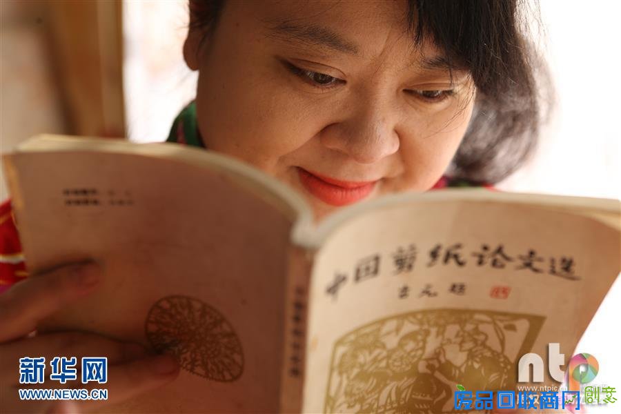 几近失明女子被誉“中国醉剪第一人” 心明手巧创出剪纸佳作