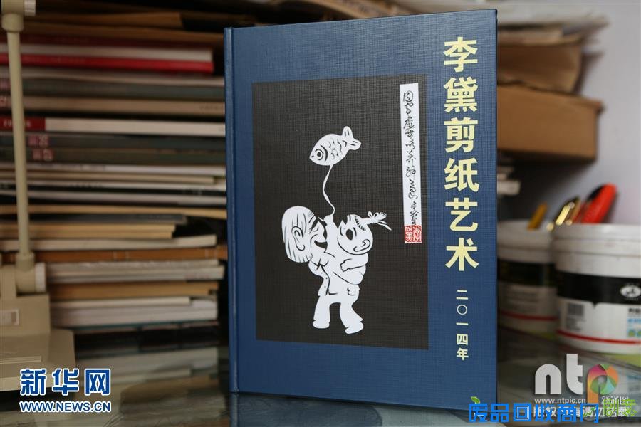 几近失明女子被誉“中国醉剪第一人” 心明手巧创出剪纸佳作