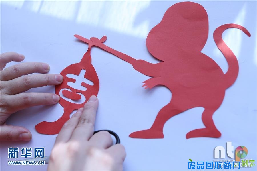 几近失明女子被誉“中国醉剪第一人” 心明手巧创出剪纸佳作