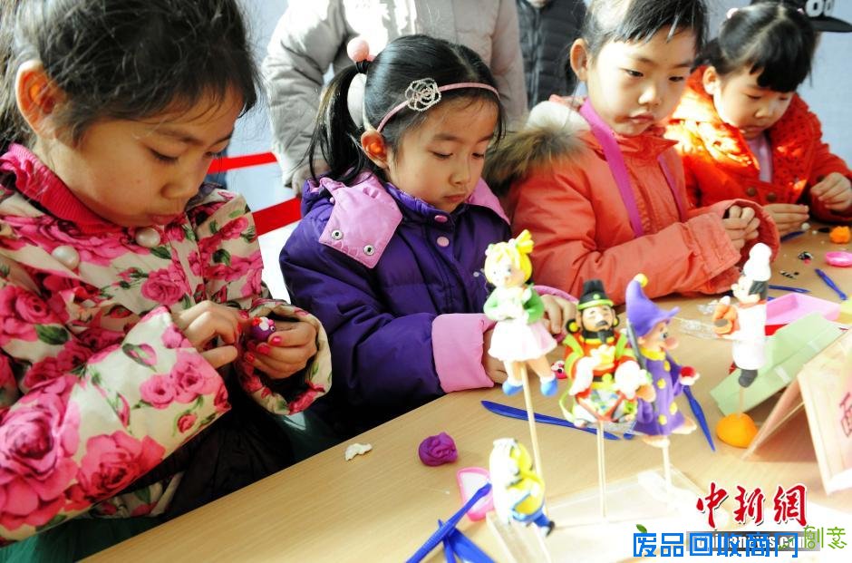 2月17日，来自世界各地的20余位顶尖滑稽大师亮相上海欢乐谷与游客亲密互动，并手持中国结为大家送上新年祝福。中新社发 汤彦俊 摄