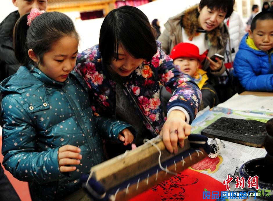 2月17日，来自世界各地的20余位顶尖滑稽大师亮相上海欢乐谷与游客亲密互动，并手持中国结为大家送上新年祝福。中新社发 汤彦俊 摄