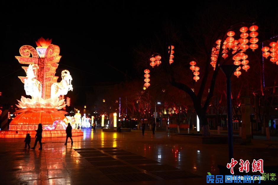 2月17日，来自世界各地的20余位顶尖滑稽大师亮相上海欢乐谷与游客亲密互动，并手持中国结为大家送上新年祝福。中新社发 汤彦俊 摄