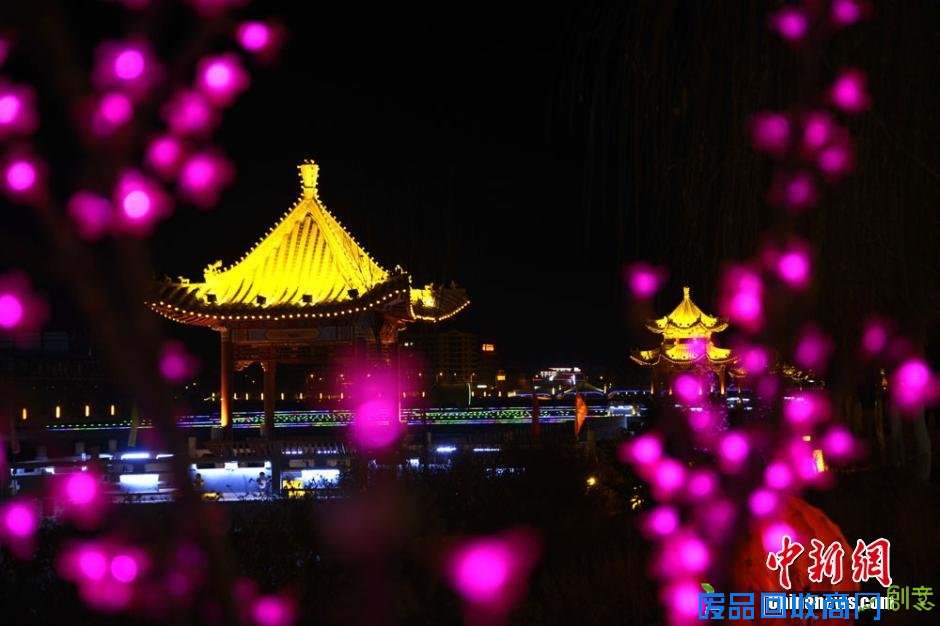 2月17日，来自世界各地的20余位顶尖滑稽大师亮相上海欢乐谷与游客亲密互动，并手持中国结为大家送上新年祝福。中新社发 汤彦俊 摄