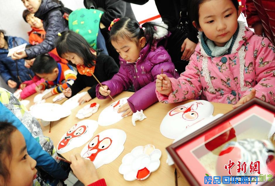 2月17日，来自世界各地的20余位顶尖滑稽大师亮相上海欢乐谷与游客亲密互动，并手持中国结为大家送上新年祝福。中新社发 汤彦俊 摄