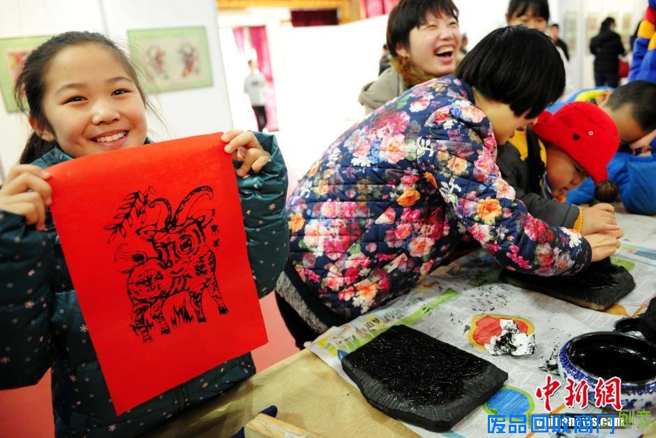 2月17日，来自世界各地的20余位顶尖滑稽大师亮相上海欢乐谷与游客亲密互动，并手持中国结为大家送上新年祝福。中新社发 汤彦俊 摄