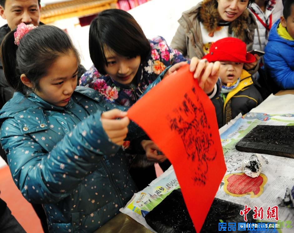 2月17日，来自世界各地的20余位顶尖滑稽大师亮相上海欢乐谷与游客亲密互动，并手持中国结为大家送上新年祝福。中新社发 汤彦俊 摄