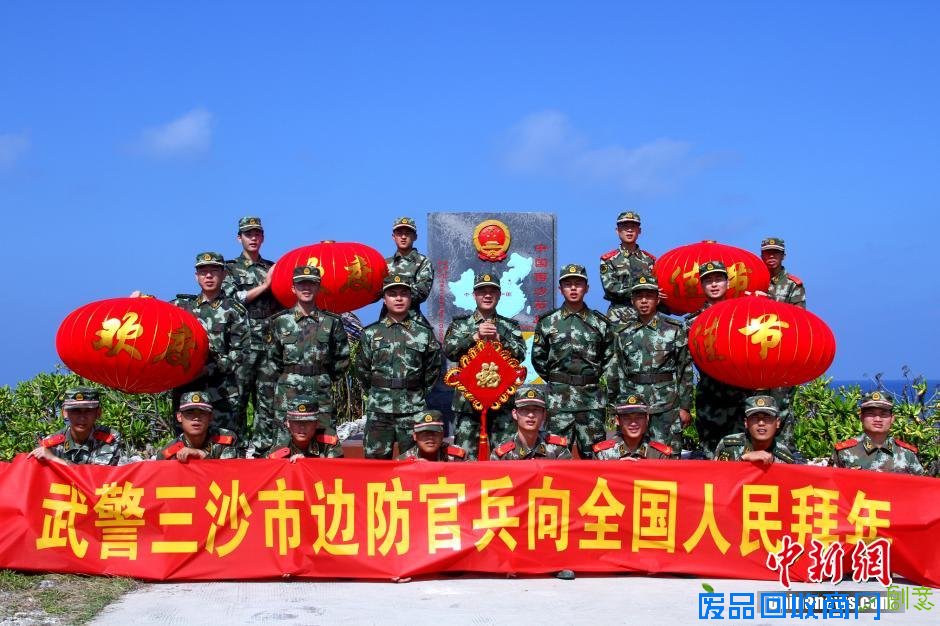 2月17日，来自世界各地的20余位顶尖滑稽大师亮相上海欢乐谷与游客亲密互动，并手持中国结为大家送上新年祝福。中新社发 汤彦俊 摄