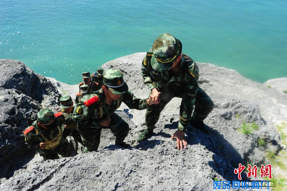 2月17日，来自世界各地的20余位顶尖滑稽大师亮相上海欢乐谷与游客亲密互动，并手持中国结为大家送上新年祝福。中新社发 汤彦俊 摄