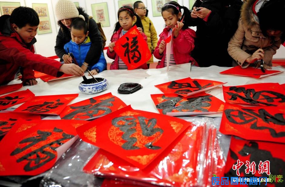 2月17日，来自世界各地的20余位顶尖滑稽大师亮相上海欢乐谷与游客亲密互动，并手持中国结为大家送上新年祝福。中新社发 汤彦俊 摄