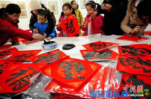 “亲子文化教育活动”孩子体验传统技法制作年画