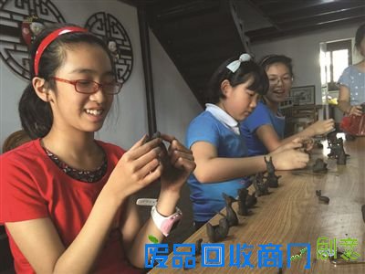 小营员认真创作泥人作品。