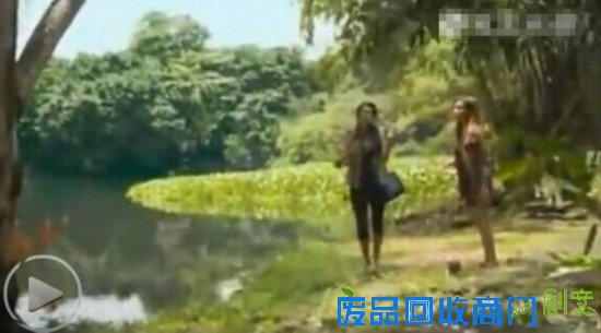 美女湖边拍照惨遭巨鳄瞬间生吞 现场血腥恐怖