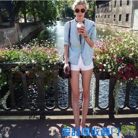 法国嫩模双腿逆天成精走红 网友调侃找男友压力山大