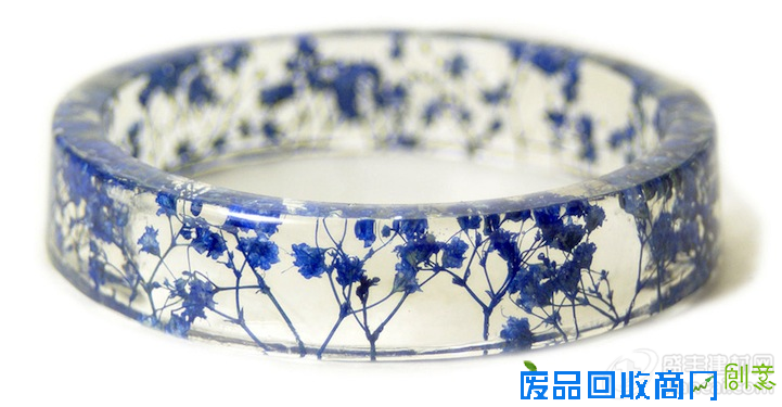 用树脂制作的朴素手镯