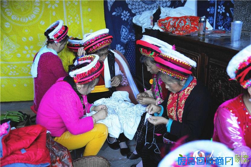 大理白族妇女在进行刺绣 人民网 薛丹 摄