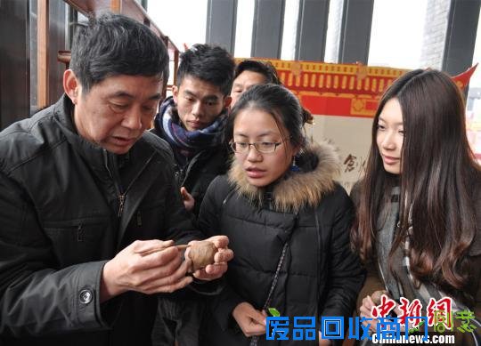天工艺美术大师王润莱现场讲解泥人张彩塑的制作技巧。孙权　摄