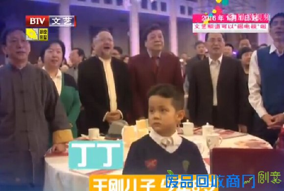 68岁王刚头发胡子全变白 8岁可爱儿子曝光(图)