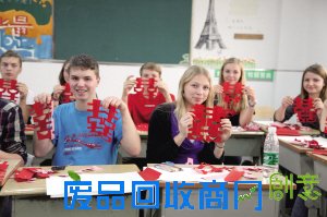 宁波三中的剪纸课堂来了一黄头发蓝眼睛的德国学生，他们正跟着中国老师有模有样地学习剪纸，细致裁剪出了大红色的喜字。前几天，德国巴伐利亚州爱本市弗里德里希-吕科特高级文理中学30名师生到访宁波三中，在7天时间里，德国师生看宁波，习传统，品传统，双方的友情不断升温。德国师生体验三中的特色课程，在宁波教育博物馆触摸本土文化，到天一广场感受现代都市文化。