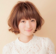 小脸适合烫什么发型 烫卷短发更加完美显精致小脸