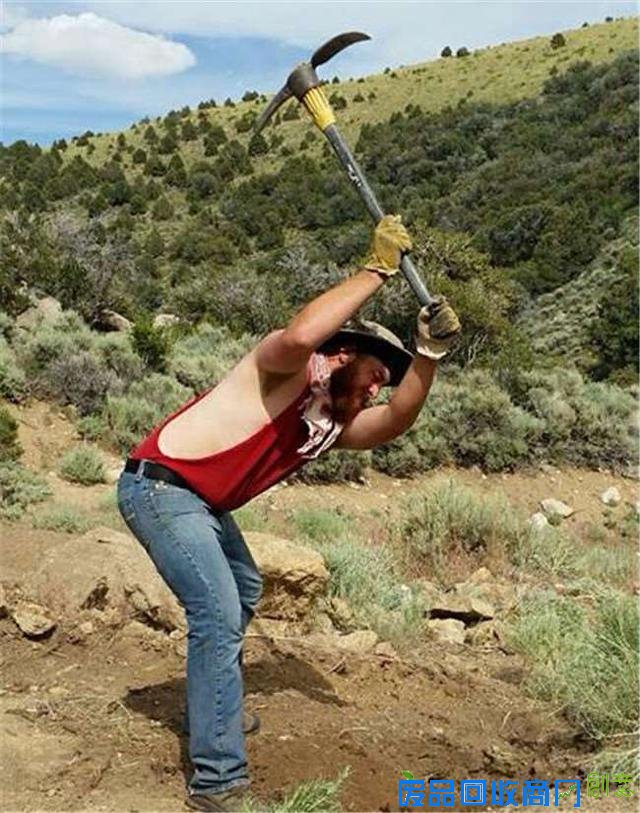 男子泥土中寻找金矿打造求婚戒指 大功告成后瞬间觉得不可思议！