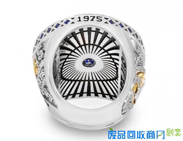 Curry的总冠军戒指展示(图／沉鱼)
