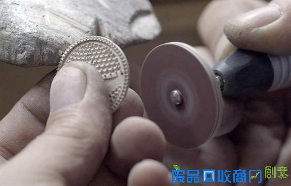 上砂轮打磨(图／沉鱼)