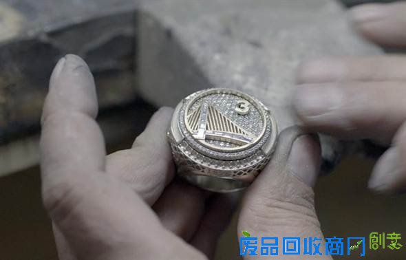 上面开始打磨。(图／沉鱼)