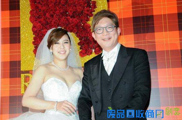 黄小柔婚礼： 100多不速之客在婚宴上混吃，还抢喜饼偷红包
