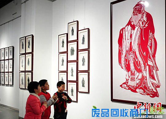 图为小学生向“孔子”行礼。中新社记者