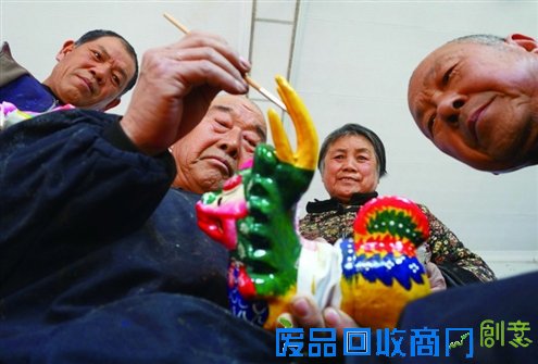 四位60多岁的老人在交流技艺 等老了,回来捏泥人吧