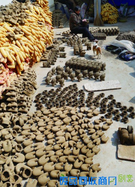 聂希坤62岁的老伴在家里捏泥人 等老了,回来捏泥人吧