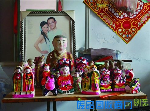 出外打工儿子的婚纱照 等老了,回来捏泥人吧