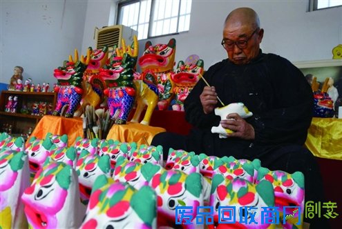 75岁的聂佩斗在专心绘制泥虎 等老了,回来捏泥人吧