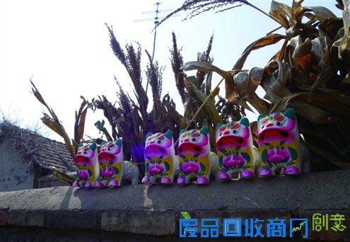 在墙头上晾干的泥虎 等老了,回来捏泥人吧