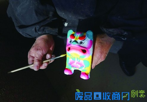 一只“叫虎”在老人手中呼之欲出 等老了,回来捏泥人吧