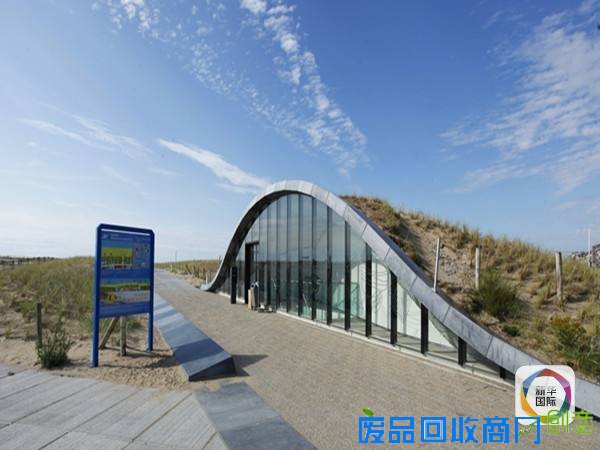 车库隐身在防洪沙丘里。