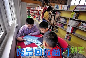 重庆市少年儿童图书馆,孩子们在翻阅自己喜爱的图书,阅读成为学校最青睐的几种寒假作业之一
