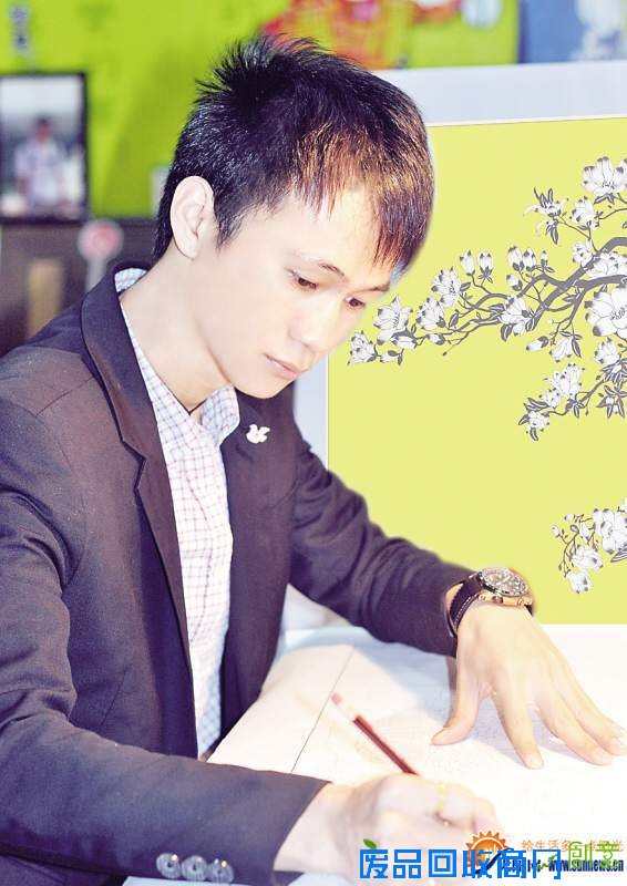 男青年用剪刀剪出美丽厦门　近百件剪纸作品展出 